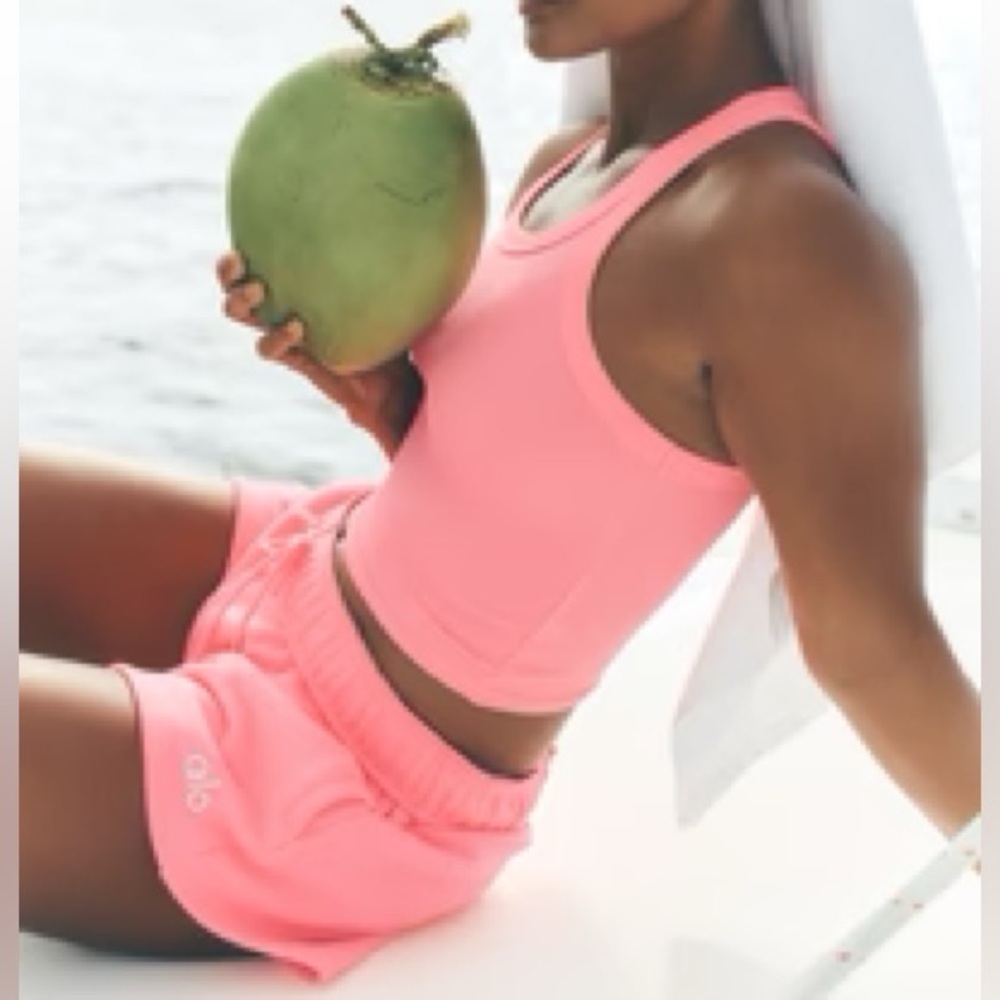 ALO Yoga Accolade Short in Neon Bubblegum sz Small